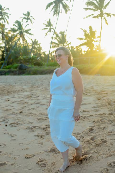 Ensaio de amizade feminina realizado em Praia do Forte, BA. Fotografia leve e autêntica com cores tropicais e luz natural.'