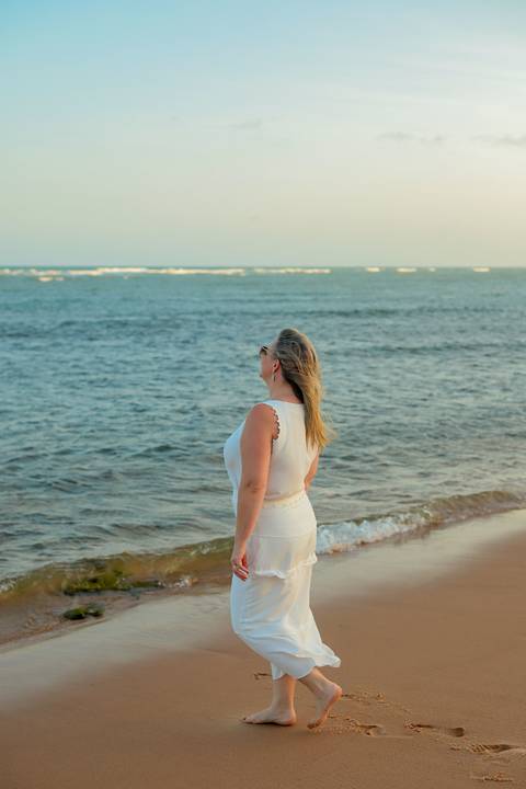 Ensaio de amizade feminina realizado em Praia do Forte, BA. Fotografia leve e autêntica com cores tropicais e luz natural.'