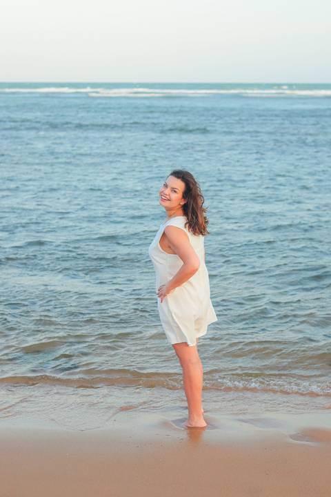 Fotografia de amigas na piscina em Praia do Forte, Bahia. Ensaio divertido e descontraído feito pelo fotógrafo Waldyr Lantyer.'