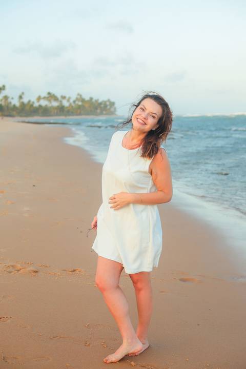 Fotografia de amigas na piscina em Praia do Forte, Bahia. Ensaio divertido e descontraído feito pelo fotógrafo Waldyr Lantyer.'
