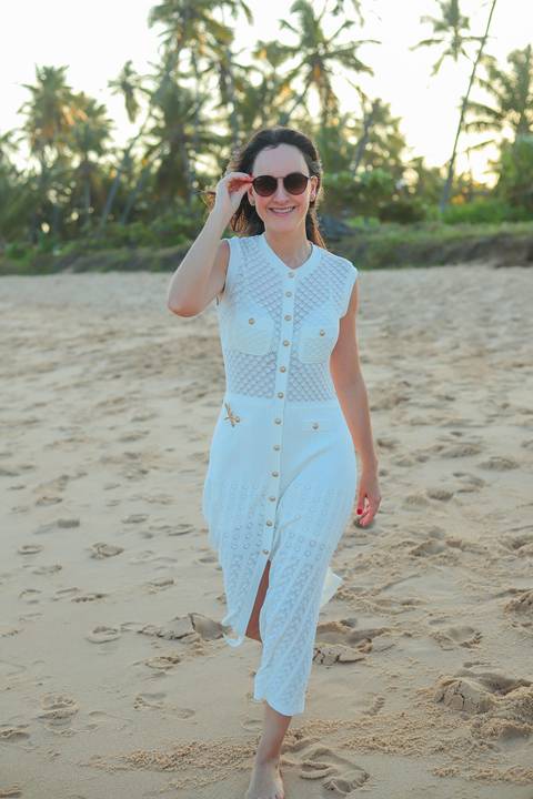 Fotografia de amigas na piscina em Praia do Forte, Bahia. Ensaio divertido e descontraído feito pelo fotógrafo Waldyr Lantyer.'