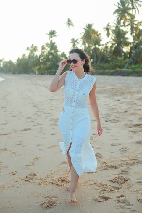 Amigas brindando à amizade e à vida em Praia do Forte. Fotógrafo Waldyr Lantyer capta a essência da conexão e alegria feminina.'