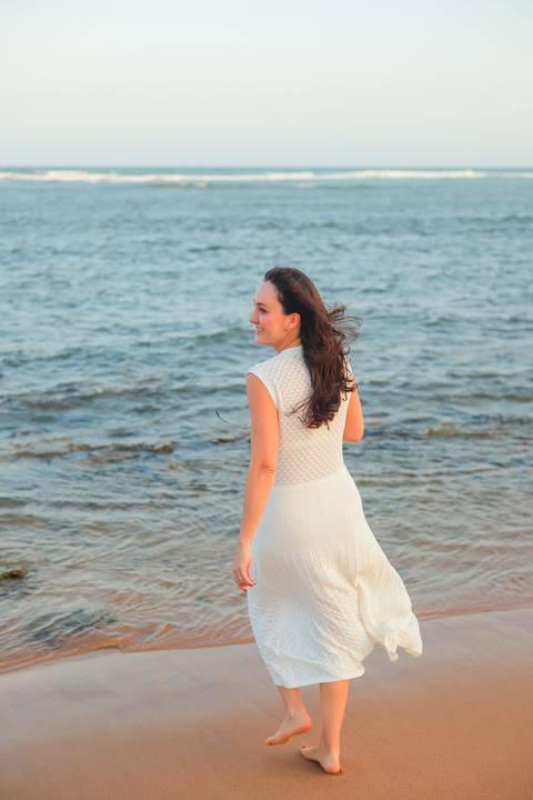 Amigas brindando à amizade e à vida em Praia do Forte. Fotógrafo Waldyr Lantyer capta a essência da conexão e alegria feminina.'