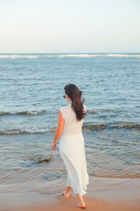Amigas brindando à amizade e à vida em Praia do Forte. Fotógrafo Waldyr Lantyer capta a essência da conexão e alegria feminina.'