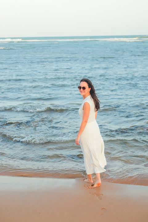 Amigas brindando à amizade e à vida em Praia do Forte. Fotógrafo Waldyr Lantyer capta a essência da conexão e alegria feminina.'