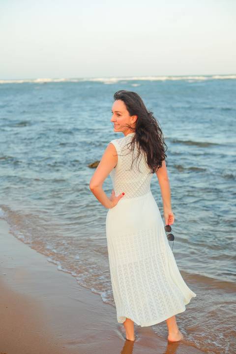 Amigas brindando à amizade e à vida em Praia do Forte. Fotógrafo Waldyr Lantyer capta a essência da conexão e alegria feminina.'