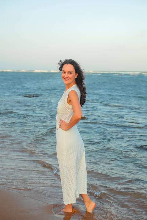Amigas brindando à amizade e à vida em Praia do Forte. Fotógrafo Waldyr Lantyer capta a essência da conexão e alegria feminina.'