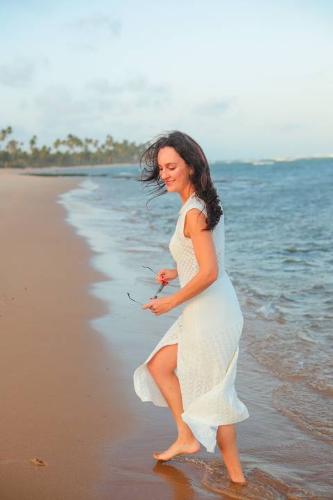 Amigas brindando à amizade e à vida em Praia do Forte. Fotógrafo Waldyr Lantyer capta a essência da conexão e alegria feminina.'