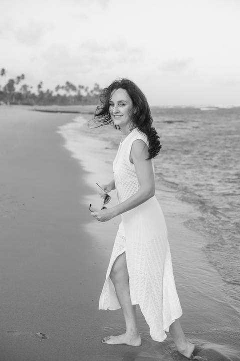 Amigas brindando à amizade e à vida em Praia do Forte. Fotógrafo Waldyr Lantyer capta a essência da conexão e alegria feminina.'