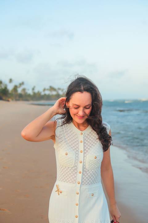 Fotógrafo em Praia do Forte registra ensaio feminino entre amigas com sorrisos, sol e energia positiva. Fotografia natural e espontânea.'