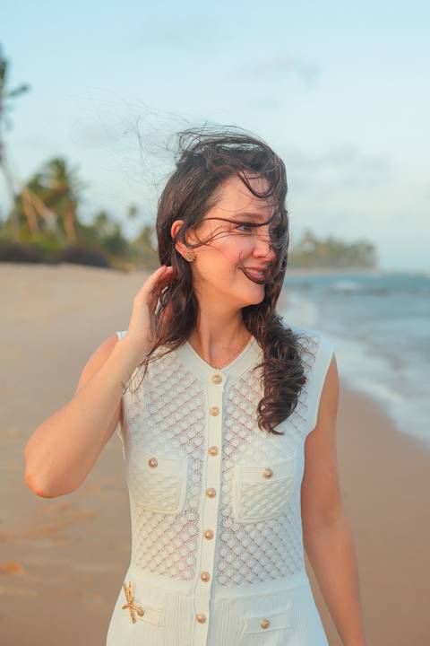 Fotógrafo em Praia do Forte registra ensaio feminino entre amigas com sorrisos, sol e energia positiva. Fotografia natural e espontânea.'