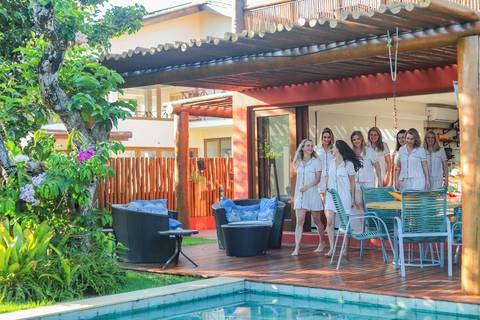Fotografia espontânea de amigas em Praia do Forte, Bahia. Registro natural feito pelo fotógrafo Waldyr Lantyer durante ensaio de viagem e amizade feminina à beira-mar.'