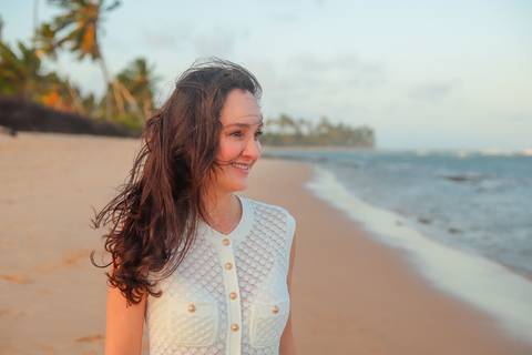 Fotógrafo em Praia do Forte registra ensaio feminino entre amigas com sorrisos, sol e energia positiva. Fotografia natural e espontânea.'