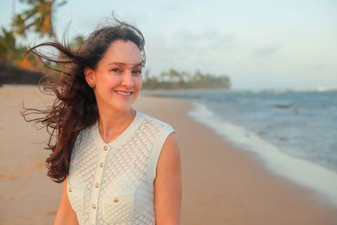 Fotógrafo em Praia do Forte registra ensaio feminino entre amigas com sorrisos, sol e energia positiva. Fotografia natural e espontânea.'