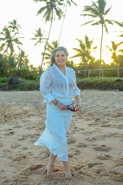 Fotógrafo em Praia do Forte registra ensaio feminino entre amigas com sorrisos, sol e energia positiva. Fotografia natural e espontânea.'