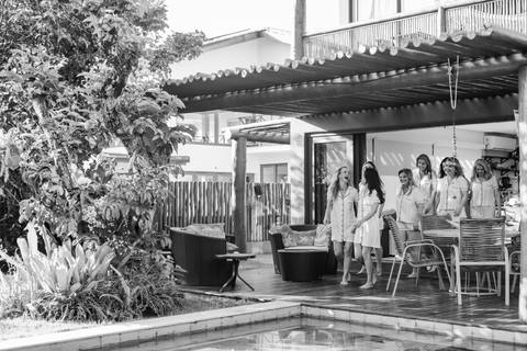 Fotografia espontânea de amigas em Praia do Forte, Bahia. Registro natural feito pelo fotógrafo Waldyr Lantyer durante ensaio de viagem e amizade feminina à beira-mar.'