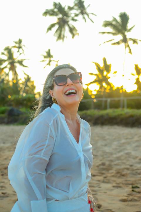 Fotógrafo em Praia do Forte registra ensaio feminino entre amigas com sorrisos, sol e energia positiva. Fotografia natural e espontânea.'