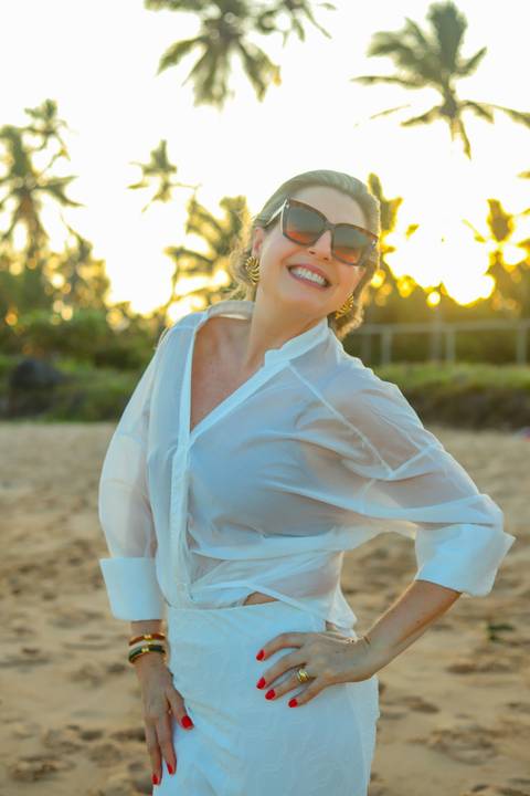 Fotógrafo em Praia do Forte registra ensaio feminino entre amigas com sorrisos, sol e energia positiva. Fotografia natural e espontânea.'
