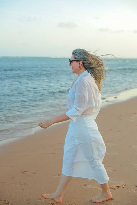 Fotógrafo em Praia do Forte registra ensaio feminino entre amigas com sorrisos, sol e energia positiva. Fotografia natural e espontânea.'