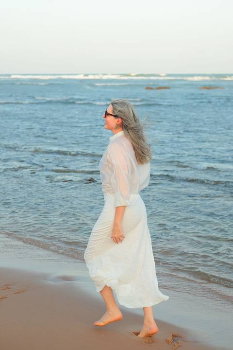 Fotógrafo em Praia do Forte registra ensaio feminino entre amigas com sorrisos, sol e energia positiva. Fotografia natural e espontânea.'