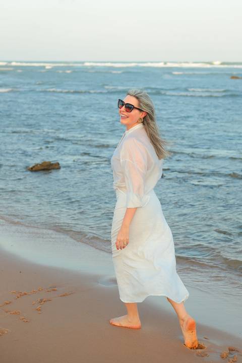 Fotógrafo em Praia do Forte registra ensaio feminino entre amigas com sorrisos, sol e energia positiva. Fotografia natural e espontânea.'
