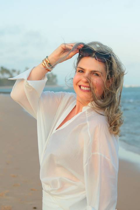 Ensaio de amigas de Curitiba em Praia do Forte, Bahia. Fotografia lifestyle feita por Waldyr Lantyer, com foco em emoção e amizade.'