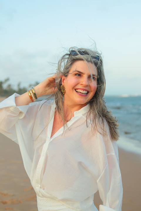 Ensaio de amigas de Curitiba em Praia do Forte, Bahia. Fotografia lifestyle feita por Waldyr Lantyer, com foco em emoção e amizade.'