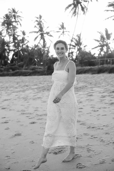 Ensaio de amigas de Curitiba em Praia do Forte, Bahia. Fotografia lifestyle feita por Waldyr Lantyer, com foco em emoção e amizade.'