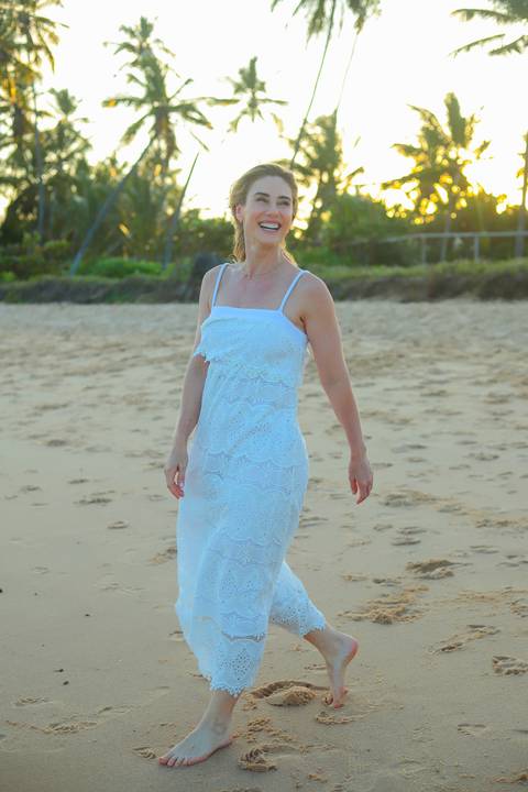 Ensaio de amigas de Curitiba em Praia do Forte, Bahia. Fotografia lifestyle feita por Waldyr Lantyer, com foco em emoção e amizade.'