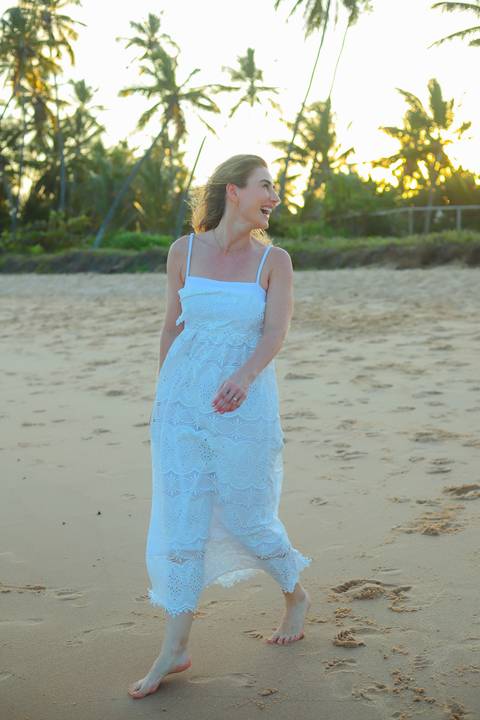 Ensaio de amigas de Curitiba em Praia do Forte, Bahia. Fotografia lifestyle feita por Waldyr Lantyer, com foco em emoção e amizade.'