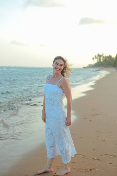 Ensaio de amigas de Curitiba em Praia do Forte, Bahia. Fotografia lifestyle feita por Waldyr Lantyer, com foco em emoção e amizade.'
