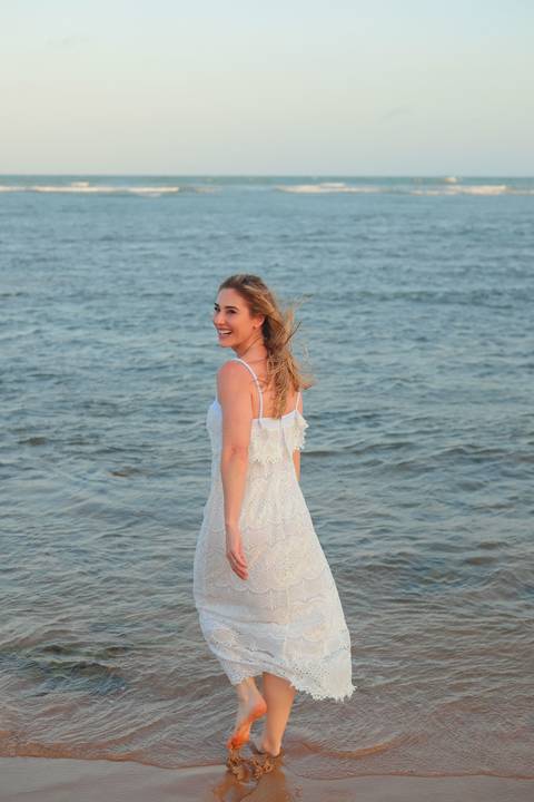 Ensaio de amigas de Curitiba em Praia do Forte, Bahia. Fotografia lifestyle feita por Waldyr Lantyer, com foco em emoção e amizade.'