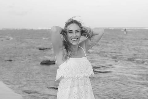 Ensaio de amigas de Curitiba em Praia do Forte, Bahia. Fotografia lifestyle feita por Waldyr Lantyer, com foco em emoção e amizade.'