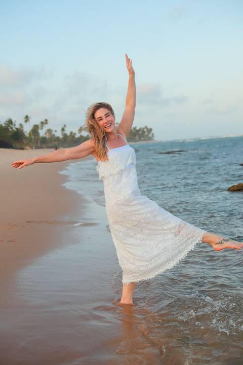 Retrato feminino natural em Praia do Forte, BA. Fotógrafo Waldyr Lantyer capta a beleza e autenticidade de mulheres reais.'