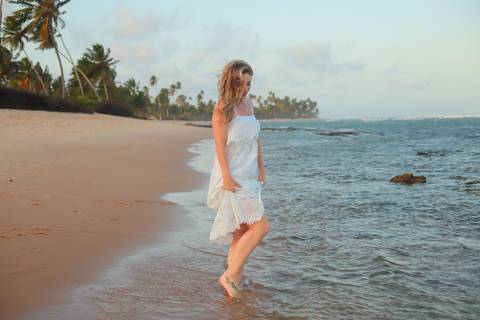 Retrato feminino natural em Praia do Forte, BA. Fotógrafo Waldyr Lantyer capta a beleza e autenticidade de mulheres reais.'