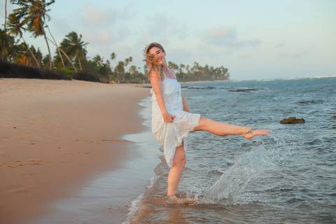 Retrato feminino natural em Praia do Forte, BA. Fotógrafo Waldyr Lantyer capta a beleza e autenticidade de mulheres reais.'