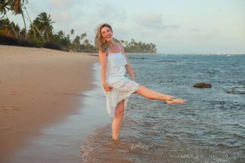 Retrato feminino natural em Praia do Forte, BA. Fotógrafo Waldyr Lantyer capta a beleza e autenticidade de mulheres reais.'