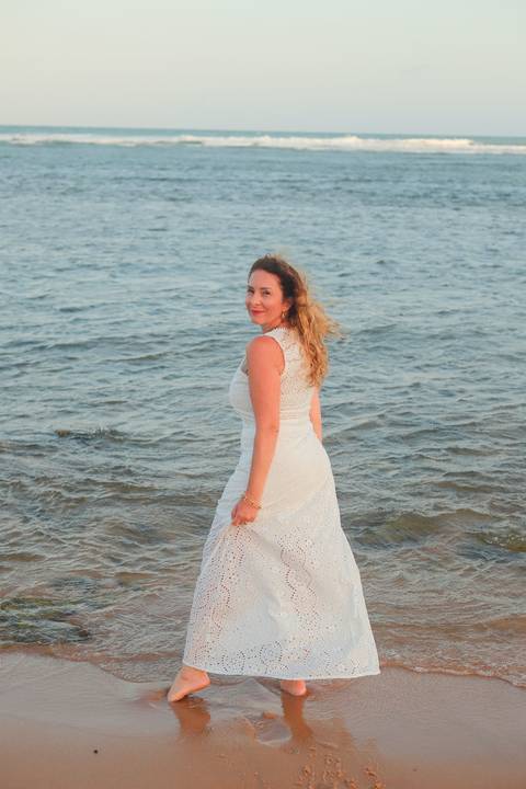 Retrato feminino natural em Praia do Forte, BA. Fotógrafo Waldyr Lantyer capta a beleza e autenticidade de mulheres reais.'
