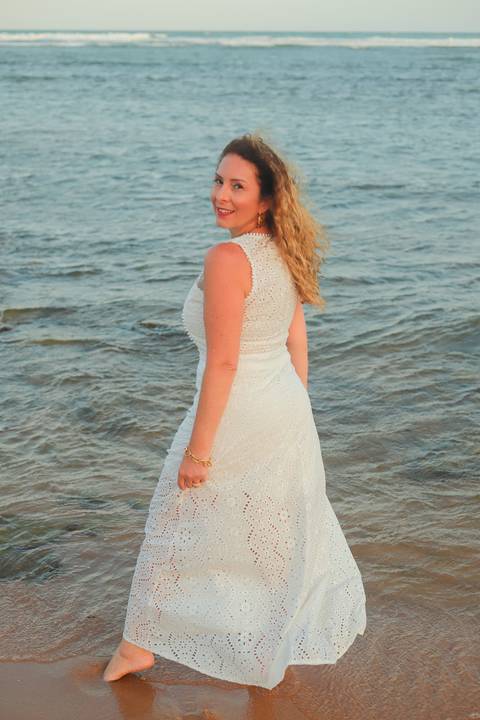 Retrato feminino natural em Praia do Forte, BA. Fotógrafo Waldyr Lantyer capta a beleza e autenticidade de mulheres reais.'