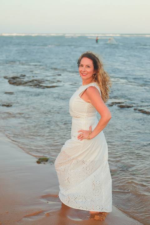 Retrato feminino natural em Praia do Forte, BA. Fotógrafo Waldyr Lantyer capta a beleza e autenticidade de mulheres reais.'