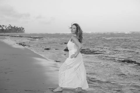Retrato feminino natural em Praia do Forte, BA. Fotógrafo Waldyr Lantyer capta a beleza e autenticidade de mulheres reais.'