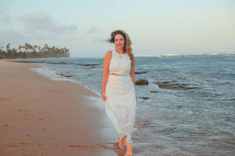 Retrato feminino natural em Praia do Forte, BA. Fotógrafo Waldyr Lantyer capta a beleza e autenticidade de mulheres reais.'