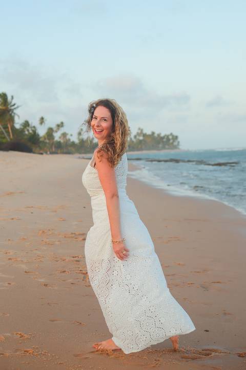 O que fazer em Praia do Forte: ensaio fotográfico entre amigas. Fotografia por Waldyr Lantyer, perfeita para eternizar viagens e memórias.'