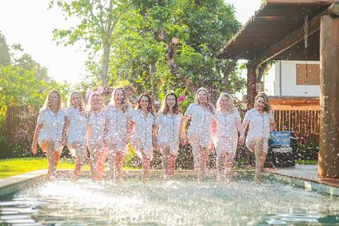 Fotografia espontânea de amigas em Praia do Forte, Bahia. Registro natural feito pelo fotógrafo Waldyr Lantyer durante ensaio de viagem e amizade feminina à beira-mar.'