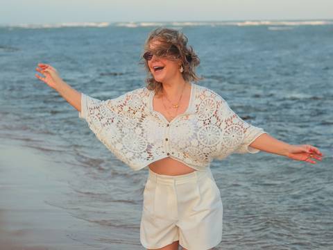 O que fazer em Praia do Forte: ensaio fotográfico entre amigas. Fotografia por Waldyr Lantyer, perfeita para eternizar viagens e memórias.'