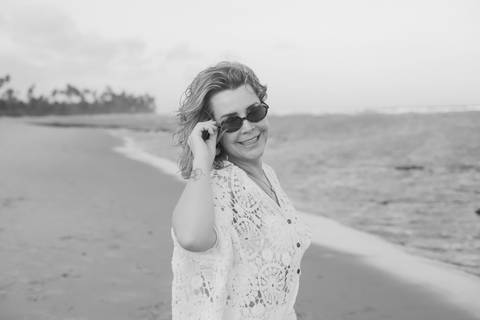 Amigas aproveitando dias de sol e mar em Praia do Forte, Bahia. Fotografia leve e artística por Waldyr Lantyer, fotógrafo de estilo natural.'
