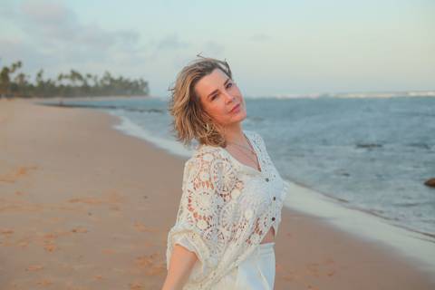 Amigas aproveitando dias de sol e mar em Praia do Forte, Bahia. Fotografia leve e artística por Waldyr Lantyer, fotógrafo de estilo natural.'