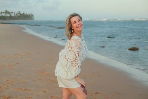 Amigas aproveitando dias de sol e mar em Praia do Forte, Bahia. Fotografia leve e artística por Waldyr Lantyer, fotógrafo de estilo natural.'