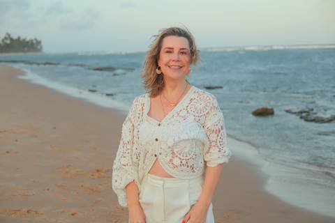 Amigas aproveitando dias de sol e mar em Praia do Forte, Bahia. Fotografia leve e artística por Waldyr Lantyer, fotógrafo de estilo natural.'