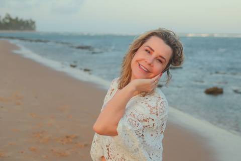 Amigas aproveitando dias de sol e mar em Praia do Forte, Bahia. Fotografia leve e artística por Waldyr Lantyer, fotógrafo de estilo natural.'